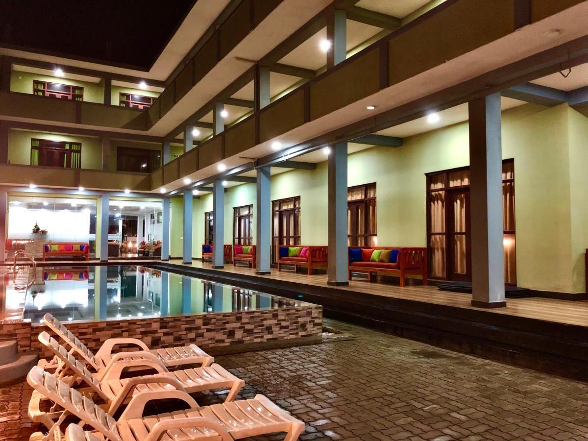 Serenade Beach Hotel Hikkaduwa Esterno foto