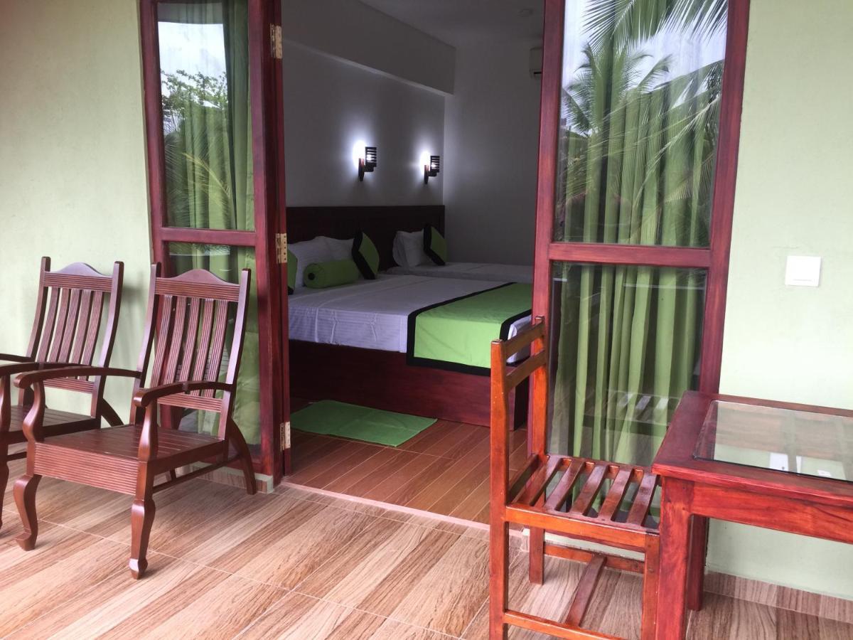 Serenade Beach Hotel Hikkaduwa Esterno foto